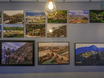Le pareti sono decorate con quadri e fotografie che ritraggono paesaggi del Kurdistan e i pasti sono accompagnati da musica tradizionale